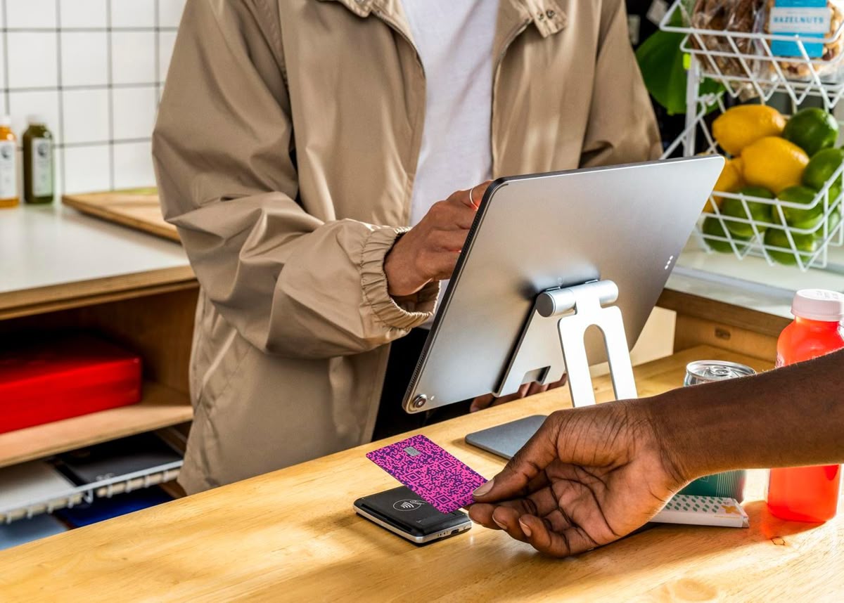Clients qui se lèvent pour payer par carte à la caisse